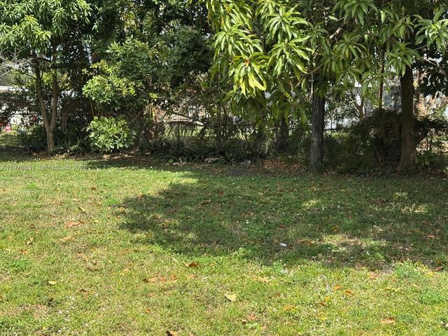 16981 NE 8th Ct, North Miami Beach, FL 33162