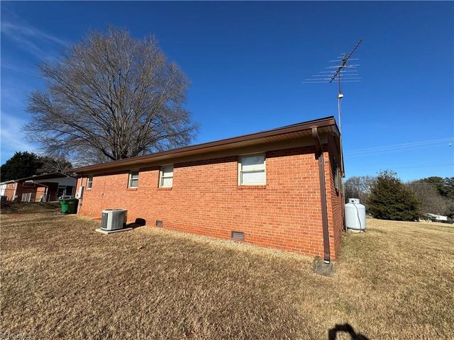 601 Meadowbrook Drive, King, NC 27021