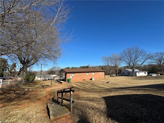 601 Meadowbrook Drive, King, NC 27021