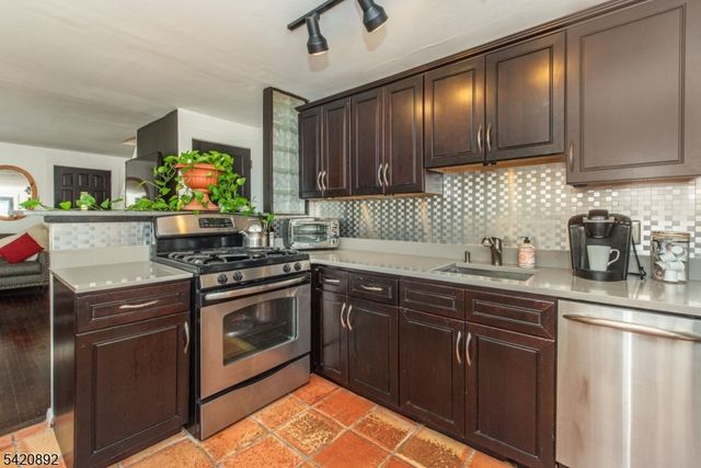 257 Mccosh Rd, Clifton City, NJ 07043