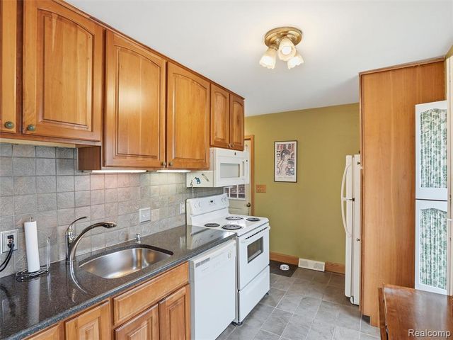 15139 University Street, Allen Park, MI 48101