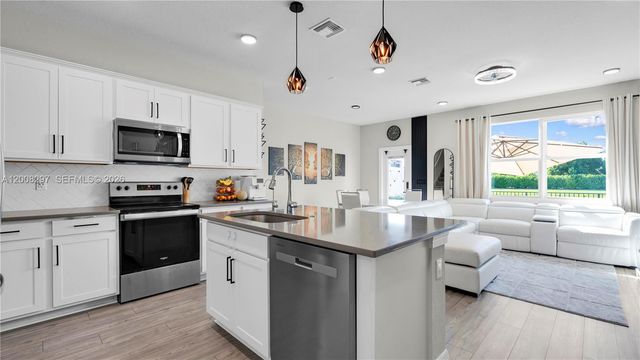 2913 Olivia Ave, Lauderdale Lakes, FL 33311