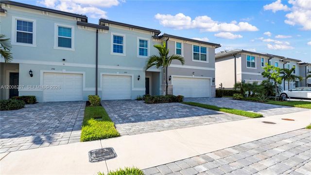 2913 Olivia Ave, Lauderdale Lakes, FL 33311
