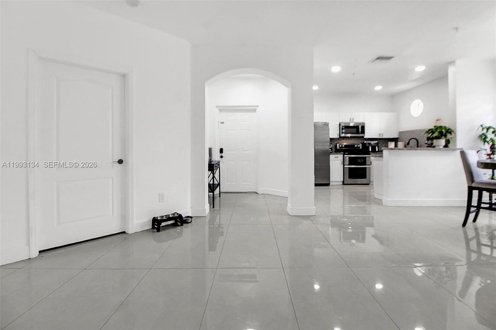 Image 4 of property listing at 4341 SW 160th Ave 106, Miramar, FL 33027