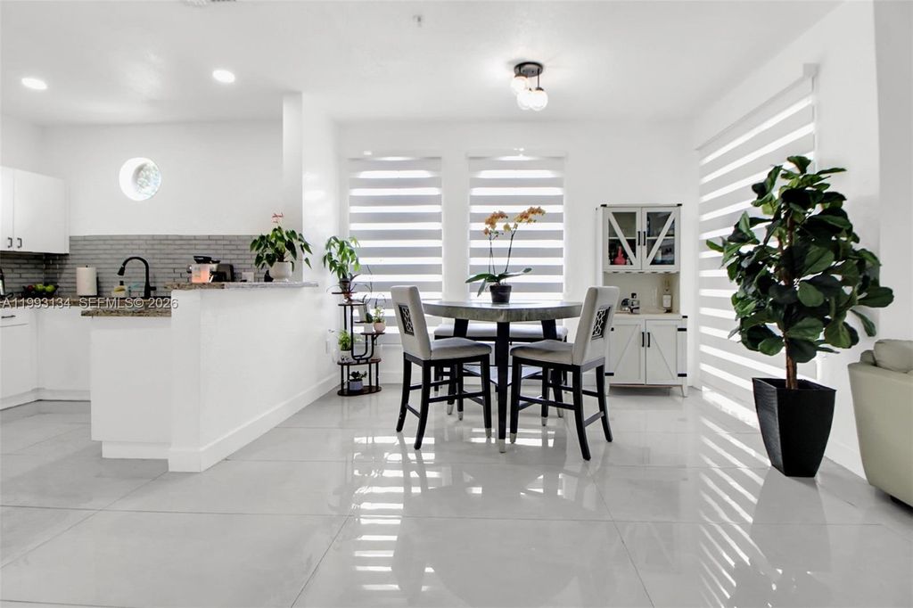 Image 5 of property listing at 4341 SW 160th Ave 106, Miramar, FL 33027