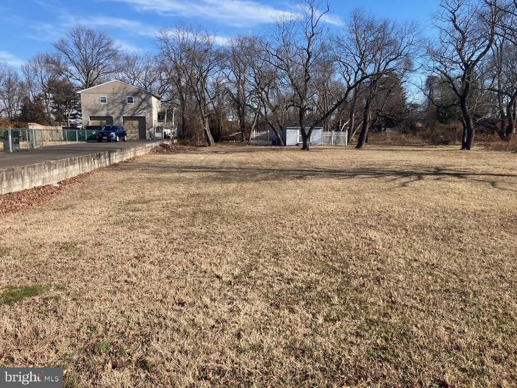 Image 4 of property listing at 72 ALDEN AVE, Riverside, NJ 08075