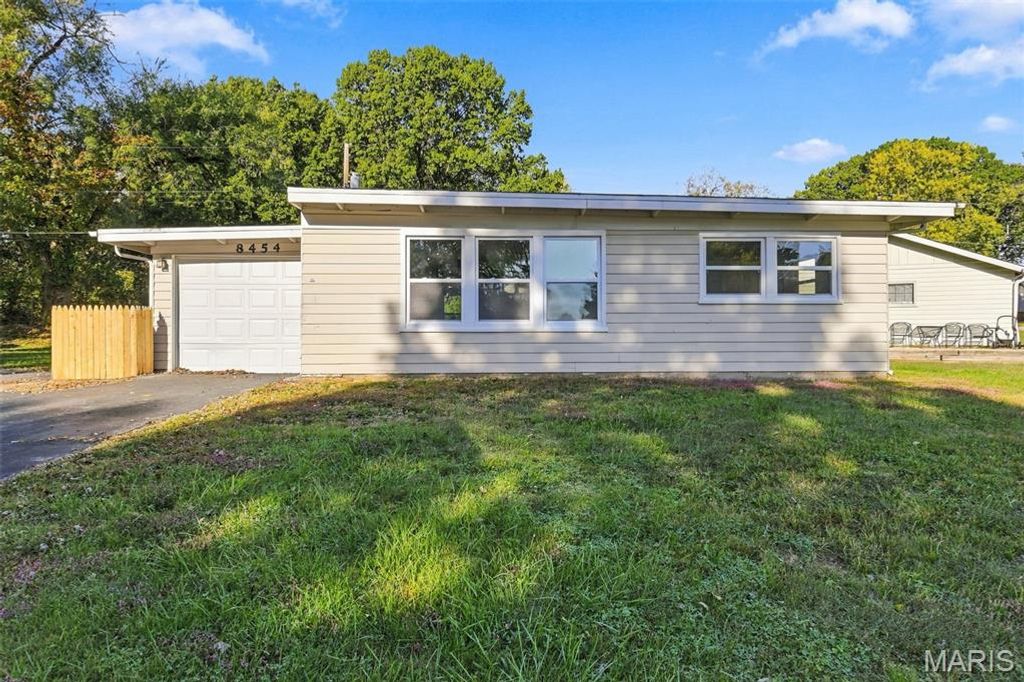 8454 Engler Avenue, St John, MO 63114