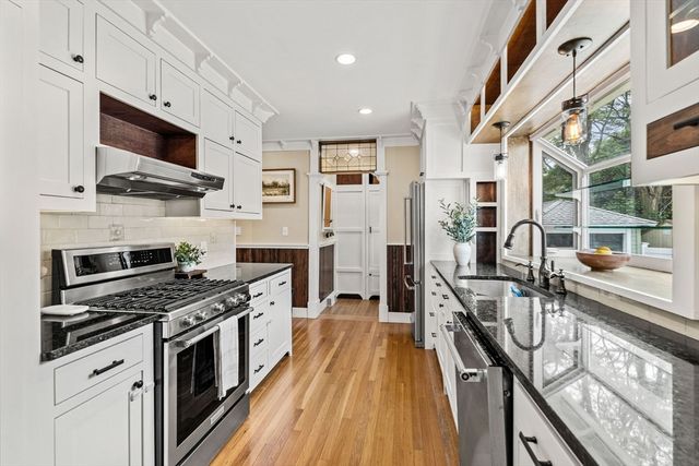 31 Sycamore St, Lowell, MA 01852