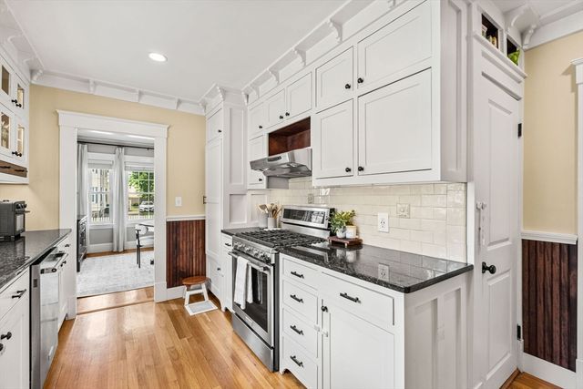 31 Sycamore St, Lowell, MA 01852