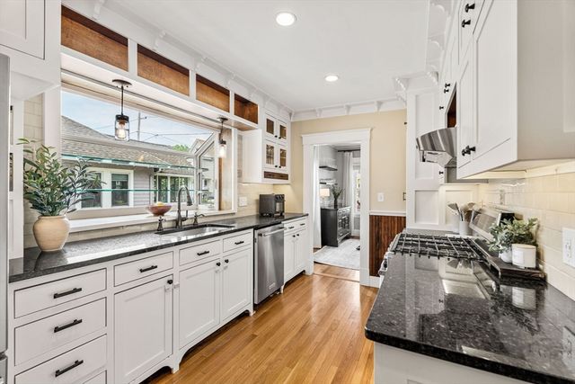 31 Sycamore St, Lowell, MA 01852