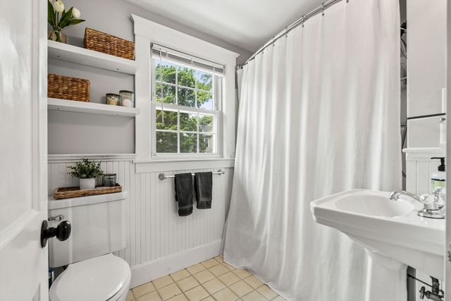 31 Sycamore St, Lowell, MA 01852