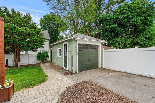 31 Sycamore St, Lowell, MA 01852