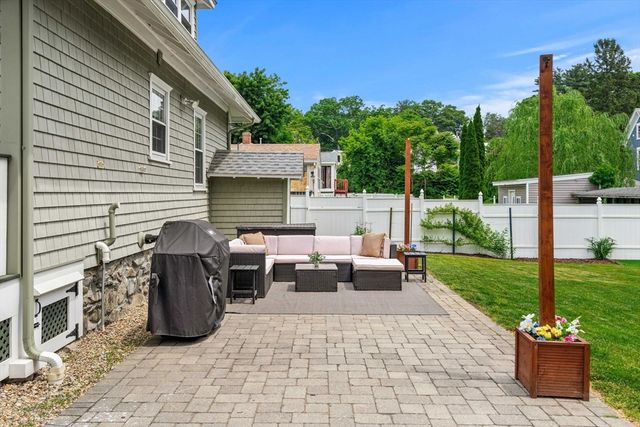 31 Sycamore St, Lowell, MA 01852