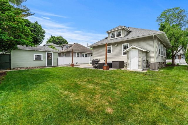 31 Sycamore St, Lowell, MA 01852