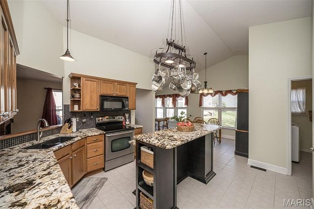 1403 Grizzly Hollow, Wentzville, MO 63385