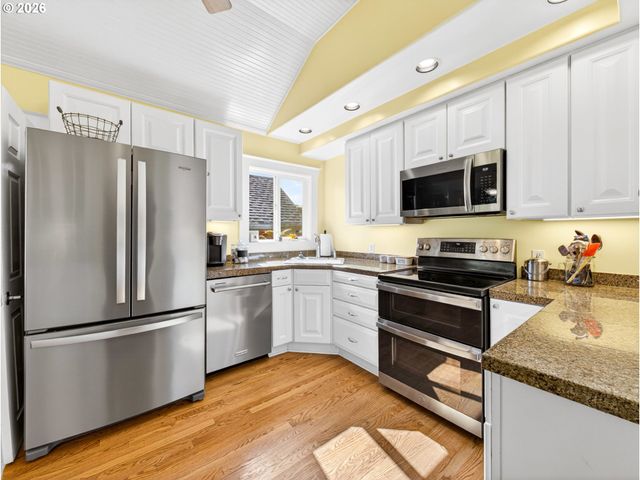 20556 S MAY Rd, Oregon City, OR 97045
