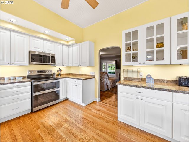 20556 S MAY Rd, Oregon City, OR 97045