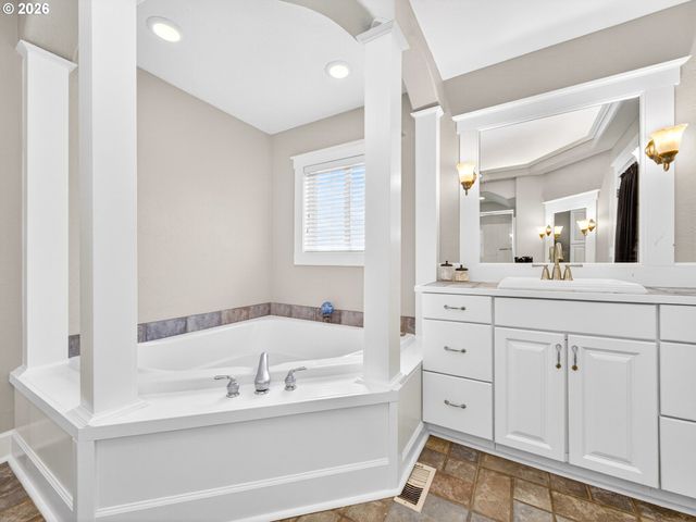 20556 S MAY Rd, Oregon City, OR 97045
