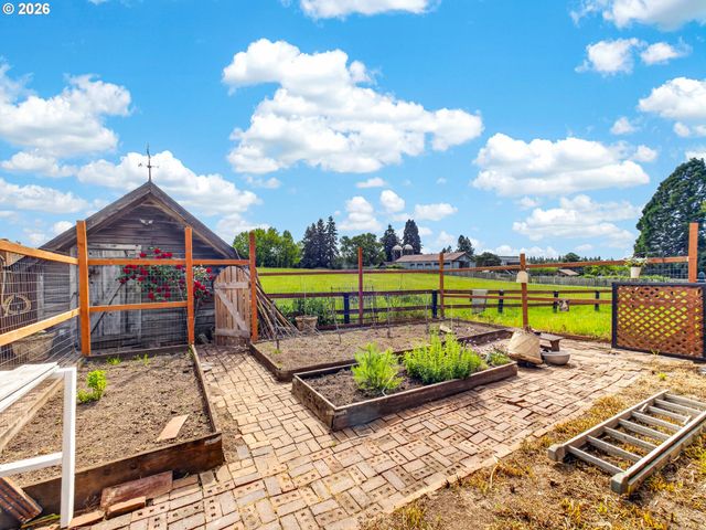 20556 S MAY Rd, Oregon City, OR 97045