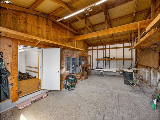 20556 S MAY Rd, Oregon City, OR 97045