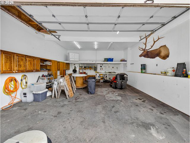 20556 S MAY Rd, Oregon City, OR 97045