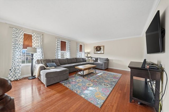 157 Kensington Dr, Ohio Twp, PA 15237