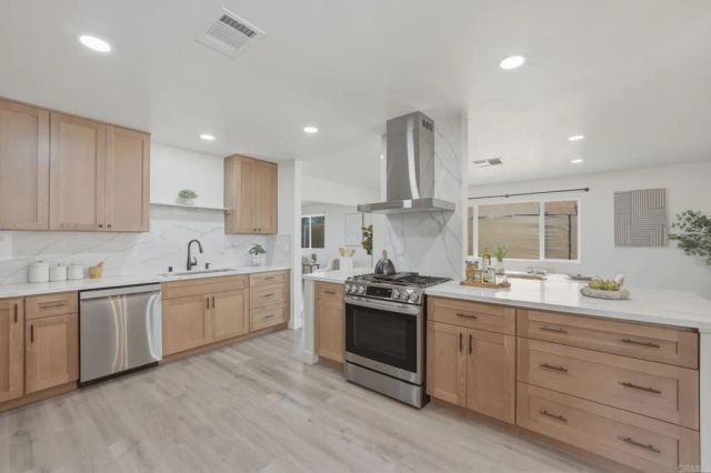 8034 skyline dr, San Diego, CA 92114