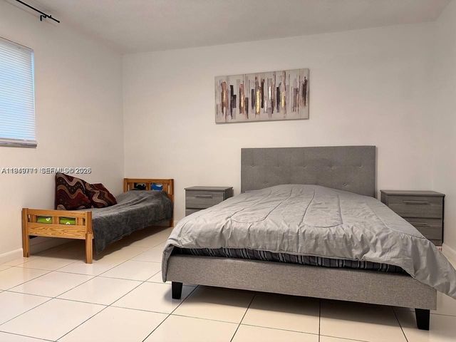 319 NE 14th Ave 106, Hallandale Beach, FL 33009