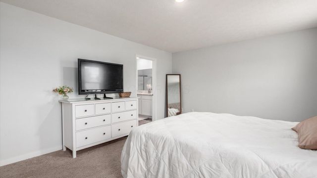 389 Saint James Gate, Newark, OH 43055