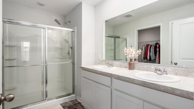 389 Saint James Gate, Newark, OH 43055