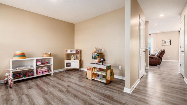 389 Saint James Gate, Newark, OH 43055