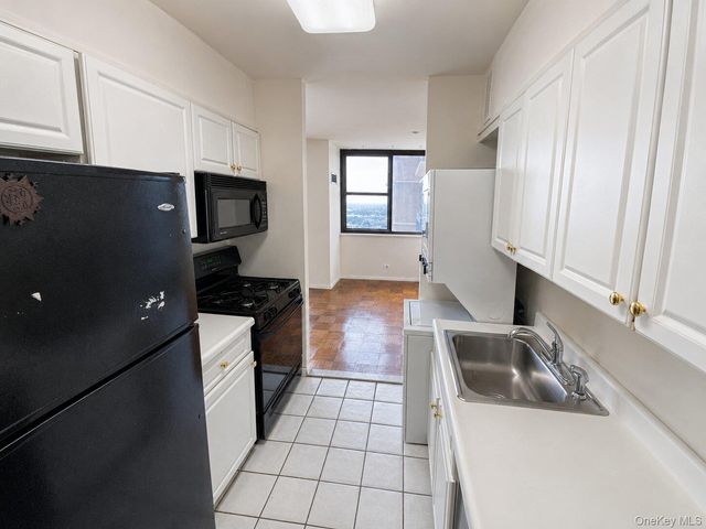 27010 Grand Central Parkway 17A, Floral Park, NY 11005