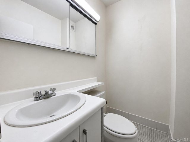 27010 Grand Central Parkway 17A, Floral Park, NY 11005