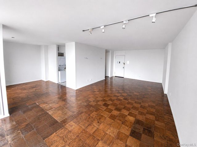 27010 Grand Central Parkway 17A, Floral Park, NY 11005