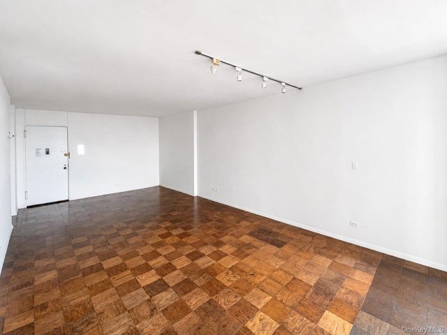 27010 Grand Central Parkway 17A, Floral Park, NY 11005