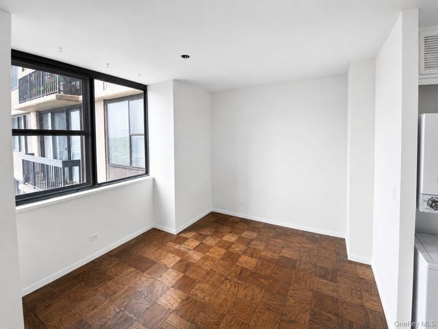 27010 Grand Central Parkway 17A, Floral Park, NY 11005