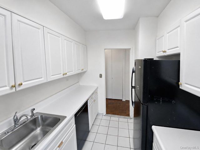 27010 Grand Central Parkway 17A, Floral Park, NY 11005