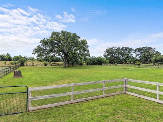 10040 Henley Cove, Iola, TX 77861