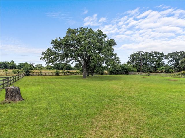 10040 Henley Cove, Iola, TX 77861