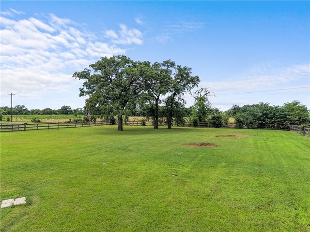 10040 Henley Cove, Iola, TX 77861