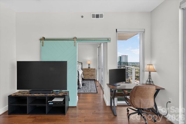 333 W Trade Street 2005, Charlotte, NC 28202