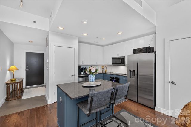 333 W Trade Street 2005, Charlotte, NC 28202