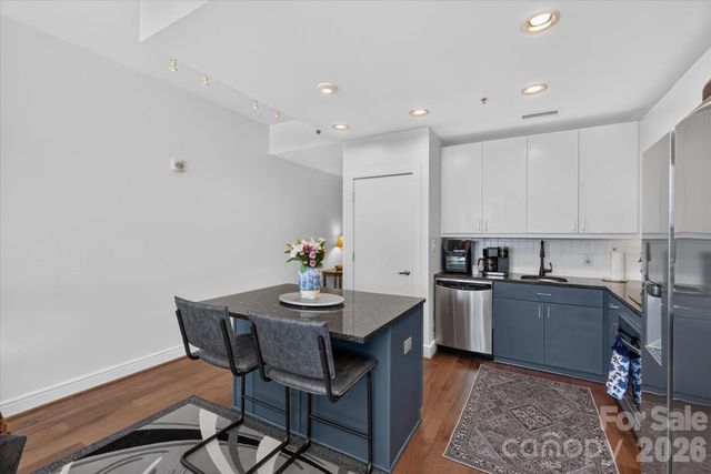 333 W Trade Street 2005, Charlotte, NC 28202