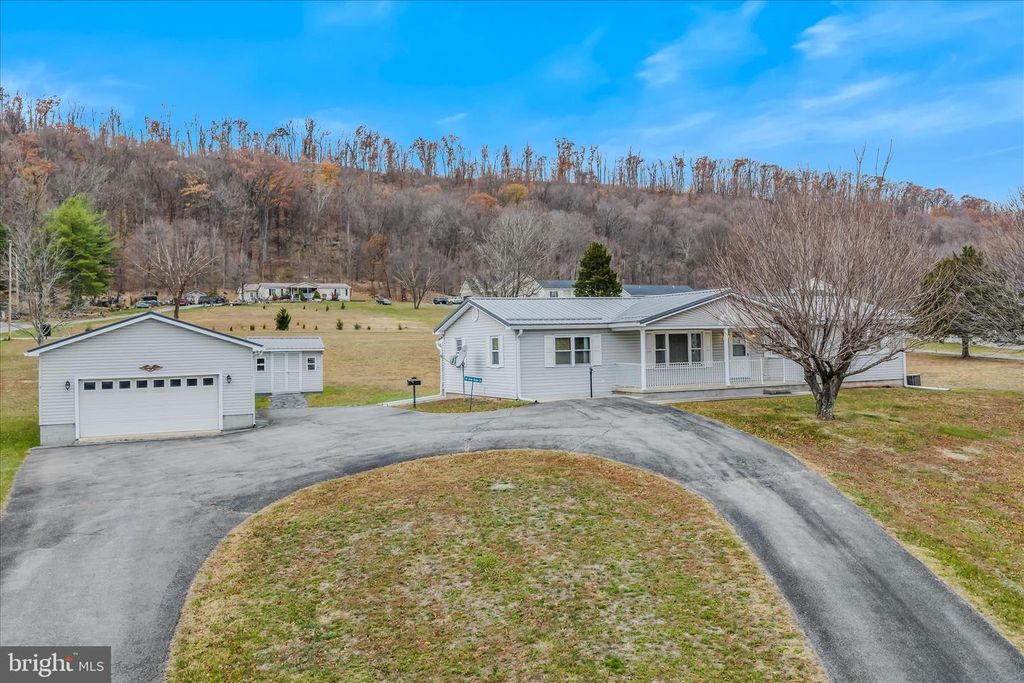 28 GRAY RIDGE LN, Berkeley Springs, WV 25411