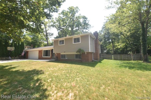 2571 Red Arrow Drive, Commerce Twp, MI 48382