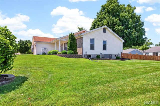 303 Harper Court, St Peters, MO 63376