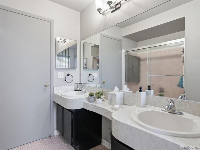 33810 Brookshire Drive, Sterling Heights, MI 48312