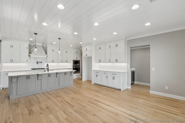 214 E 164th Place S, Glenpool, OK 74033