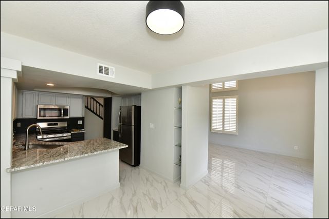 31 STRATFORD HALL Circle, El Paso, TX 79912