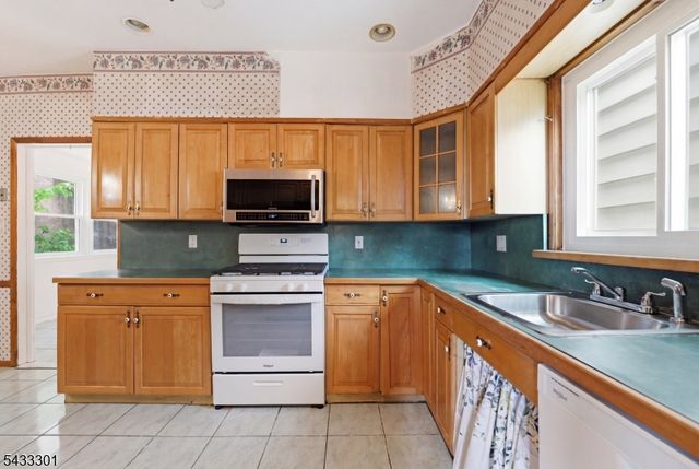 136 W 56Th St, Bayonne City, NJ 07002